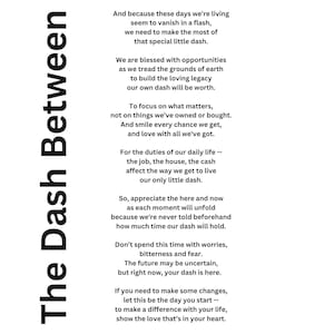 Può includere: Testo in bianco e nero su sfondo bianco. Il testo è una poesia intitolata "The Dash Between" di Linda Ellis. La poesia parla di come sfruttare al meglio la vita e apprezzare ogni momento.