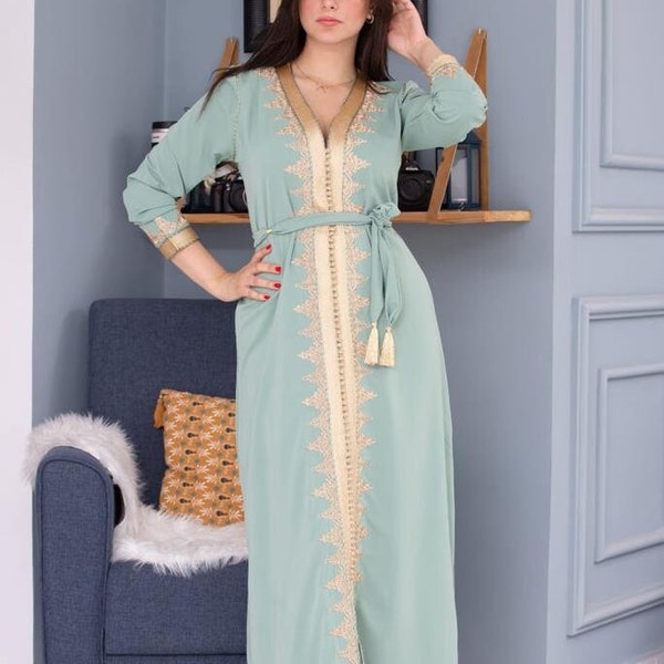 Caftan Marocain à Manches Longues avec Applique Brodée Fleurie et Blocs de Couleurs - Élégance Traditionnelle pour Femmes