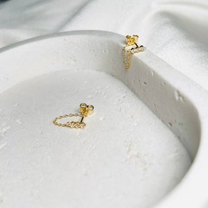 Orecchini a bottone CZ con catena / Orecchini a bottone CZ in oro / Gioielli in argento di alta qualità / Regali per lei / Gioielli minimalisti / Orecchini delicati