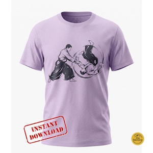 Peut inclure: Un t-shirt à manches courtes violet clair avec une illustration graphique noire représentant deux personnages effectuant une projection d'arts martiaux. Le motif montre un personnage debout et l'autre en l'air. Le texte INSTANT DOWNLOAD est visible.