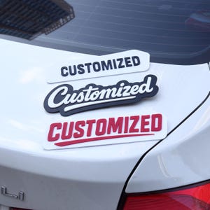 独自の車のラベルをカスタマイズして、車やトラックにユニークで個性的なニックネームを付け、車にユニークな魅力を加えましょう。