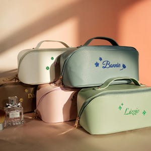Trousse de maquillage brodée en cuir, trousse de maquillage personnalisée, cadeau fête des mères, cadeau pour elle, cadeaux de demoiselle d'honneur, organisateur de maquillage de voyage