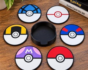 Può includere: Un set di sei sottobicchieri circolari con vari design colorati di Pokeball, inclusi motivi rossi, blu, gialli e viola, disposti attorno a un supporto circolare nero centrale. Ogni sottobicchiere mostra una distinta rappresentazione grafica.