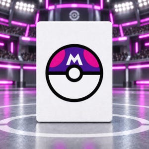 Pu&ograve; includere: Una carta rettangolare bianca con una grafica circolare di una Master Ball al centro. La sfera ha un contorno nero, una met&agrave; inferiore bianca e una met&agrave; superiore viola con due accenti circolari rosa e una lettera M bianca in alto.