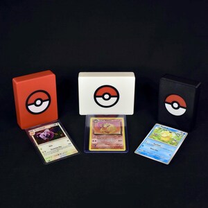 Pu&ograve; includere: Tre scatole rettangolari rosse, bianche e nere, ciascuna con un emblema circolare rosso e bianco a forma di Pok&eacute; Ball. Davanti alle scatole si trovano tre carte collezionabili in custodie protettive di plastica, tra cui Aerodactyl, Dark Flareon e Psyduck.