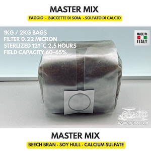 Può includere: Un sacchetto rettangolare in plastica trasparente contenente un mix di substrato marrone scuro etichettato MASTER MIX, FAGGIO, BUCCETTE DI SOIA, SOLFATO DI CALCIO. Il sacchetto ha un filtro da 0,22 micron, sterilizzato a 121°C per 2,5 ore, capacità 60-65%.