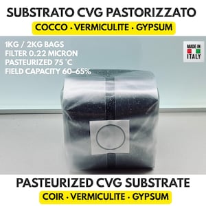 Può includere: Un sacchetto rettangolare di substrato CVG pastorizzato contenente cocco, vermiculite e gesso. Il sacchetto di plastica trasparente presenta un filtro da 0,22 micron. Il testo sull'immagine include: SUBSTRATO CVG PASTORIZZATO, COCCO, VERMICULITE, GYPSUM, 1KG / 2KG BAGS, FILTER 0.22 MICRON, PASTEURIZED 75 C, FIELD CAPACITY 60-65%, MADE IN ITALY, PASTEURIZED CVG SUBSTRATE, COIR, VERMICULITE, GYPSUM.