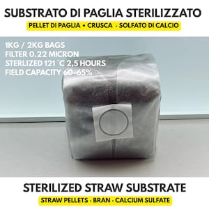 Peut inclure: Un sac en plastique transparent contenant du substrat de paille stérilisé avec un filtre blanc. Le texte sur l'image comprend : SUBSTRATO DI PAGLIA STERILIZZATO, PELLET DI PAGLIA, CRUSCA, SOLFATO DI CALCIO, 1KG / 2KG BAGS, FILTER 0.22 MICRON, STERLIZED 121°C 2,5 HOURS, FIELD CAPACITY 60-65%, STERILIZED STRAW SUBSTRATE, STRAW PELLETS, BRAN, CALCIUM SULFATE.