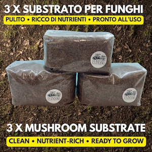 Può includere: Tre confezioni di substrato per funghi, ciascuna avvolta in plastica trasparente. Le confezioni sono impilate. Il testo sulle confezioni recita "3 X MUSHROOM SUBSTRATE CLEAN • NUTRIENT-RICH • READY TO GROW."