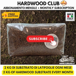 Pode incluir: Um saco de plástico transparente contendo 2 kg de substrato de madeira dura para o cultivo de cogumelos. O saco apresenta uma etiqueta circular com o texto FUNGAIA PREMIUM MYCELIUM ITALY e um botão retangular vermelho com o texto SUBSCRIBE.