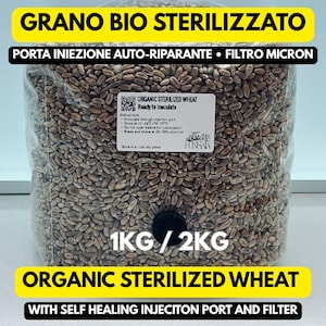 Puede incluir: Una bolsa de plástico transparente llena de granos de trigo orgánico esterilizado, con un puerto de inyección autorreparable negro y un filtro de micras. Una etiqueta blanca muestra instrucciones y el texto Organic Sterilized Wheat.