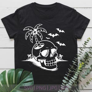 Könnte beinhalten: Ein schwarzes Kurzarm-T-Shirt mit einem weißen Grafikdruck eines menschlichen Schädels, aus dessen Oberseite eine Palme wächst. Das Design zeigt kleine Silhouetten von fliegenden Fledermäusen und Palmen auf beiden Seiten des Schädels auf schwarzem Grund.