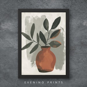Könnte beinhalten: Ein gerahmter Druck einer stilisierten Illustration einer Vase mit grünen Blättern vor einem hellgrauen Hintergrund mit Pinselstrichen. Die Vase ist terracotta-orangefarben.