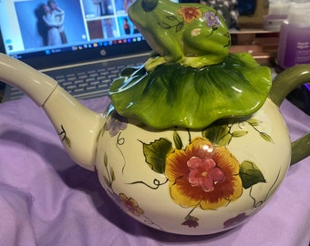 Beautiful tea pot with Frog on Lily Pad just gorgeous