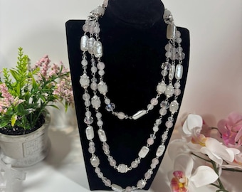 Collar de perlas y cuarzo rosa / Collar largo / Diseño continuo sin cierre / Elegante regalo de joyería hecha a mano