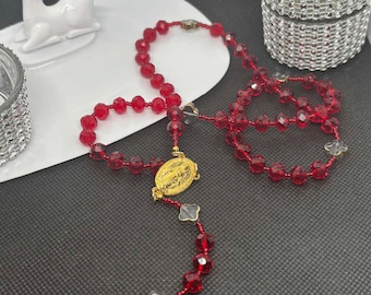 Rosario de cristal rojo con cruz y medalla doradas. Cuentas de oración hechas a mano.