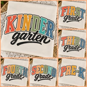Puede incluir: Una colección de camisetas de color blanco roto con letras de bloque coloridas de estilo retro y texto en cursiva. Los diseños muestran varios niveles escolares, incluyendo Kindergarten, First grade, Third grade, Fourth grade, Second grade y PRE-K.