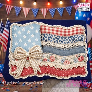 Puede incluir: Un diseño patriótico con un fondo azul, que presenta una bandera estadounidense de patchwork. El diseño incluye un lazo de perlas, una sección de mezclilla azul con estrellas blancas y varias franjas de tela estampada. Las palabras "digital download" son visibles.