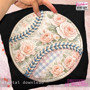 Könnte beinhalten: Ein Baseball-förmiges Design mit einem floralen Muster aus rosa Rosen und grünen Blättern. Es hat blaue Nähte und einen Abschnitt aus rosa und blauem Vichy-Karo. Die Wörter "digital download" und "designed by Woldero" sind sichtbar.