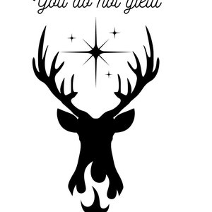 Puede incluir: Silueta negra de una cabeza de ciervo con cuernos, una estrella y el texto "You do not yield" en cursiva. La cabeza del ciervo tiene llamas en la parte inferior, todo sobre un fondo blanco.