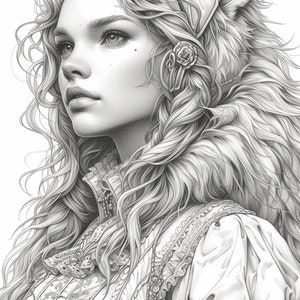 Pode incluir: Desenho a lápis detalhado de uma mulher com cabelo longo e ondulado. Ela usa um lenço na cabeça e um vestido com gola alta e detalhes ornamentados. Uma rosa adorna seu cabelo. A obra de arte é em tons de cinza, com foco na sombra e textura.