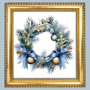 Peut inclure: Une image encadrée en or avec une peinture à l'aquarelle d'une couronne de Noël bleue et verte avec des ornements dorés et des nœuds bleus.