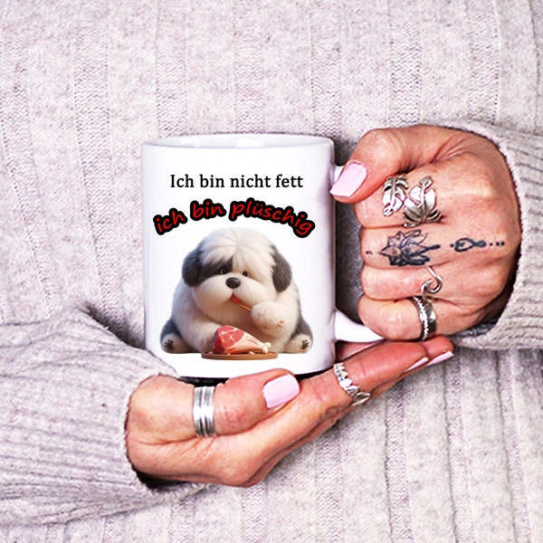 Tasse Bobtail Hundemotiv und einem augenzwinkernden Spruch: ich bin nicht fett ich bin plüschig