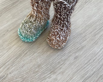 Baby shoes knitted brown
