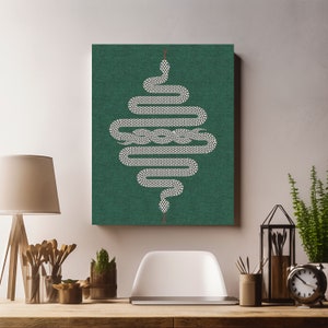 Könnte beinhalten: Ein grüner Leinwanddruck mit einem weißen Schlangendesign. Die Schlange ist in einem vertikalen Muster zusammengerollt, mit dem Kopf oben und dem Schwanz unten. Die Schlange besteht aus kleinen weißen Quadraten.