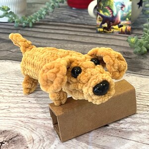 Peluche miniatura de perro salchicha tejido a mano a ganchillo