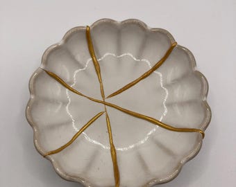 Mała biała, żłobiona japońska misa Kintsugi