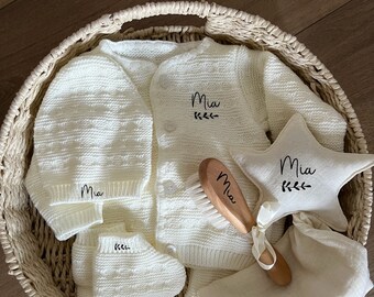 Coffret de naissance personnalisé : Tenue naissance tricot, doudou, brosse et boite cadeau