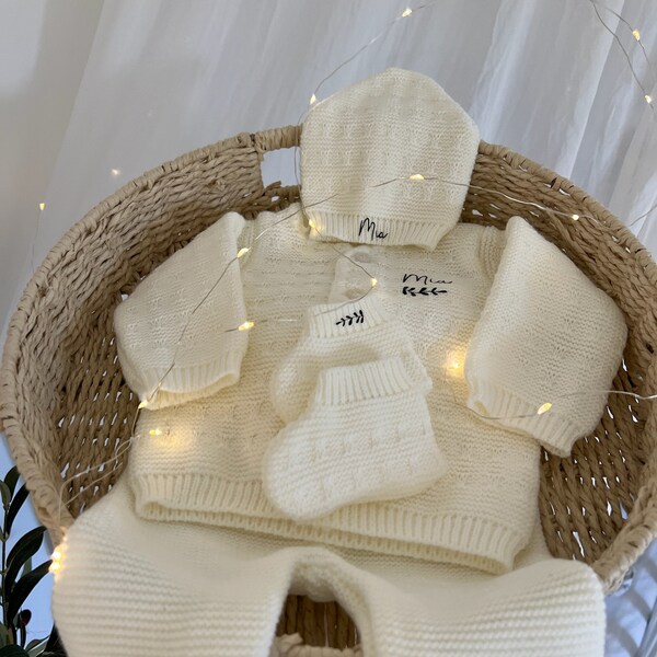 Tenue de naissance personnalisée en tricot et boite cadeau