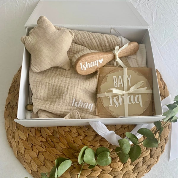 Coffret cadeau de naissance personnalisé : doudou, brosse, carte plexi, boite cadeau