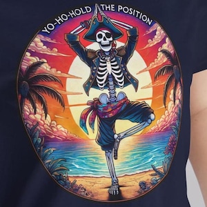 Yoga Piraten Skelett T-Shirt: Strand Sonnenuntergang Pose, Unisex Jersey Tee