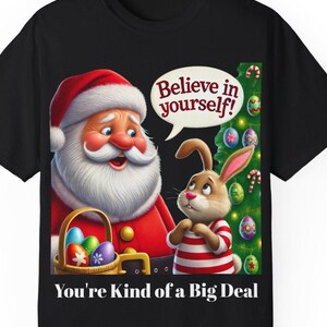 Puede incluir: Papá Noel con barba blanca y traje rojo sostiene una cesta de huevos de Pascua coloridos. Un conejito marrón con una camisa a rayas rojas y blancas está de pie a su lado. El conejito está mirando a Papá Noel y diciendo "¡Cree en ti mismo!" El texto "You're Kind of a Big Deal" está en la parte inferior de la imagen.