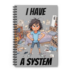 Cuaderno espiral divertido - Línea rayada con diseño infantil desafiante, perfecto para estudiantes, escritores, mentes desordenadas y el caos de la vida. Tengo un sistema.