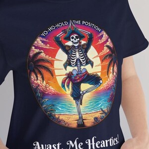 Camiseta unisex con esqueleto pirata para amantes de los piratas Camiseta para fanáticos de los piratas Camiseta para amantes del yoga Camiseta con esqueleto con pose de yoga Atardecer en la playa