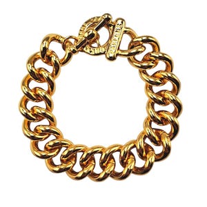 Peut inclure: Ensemble de trois mugs en céramique avec une finition mate et mouchetée. Les tasses sont de couleur crème, gris clair et gris foncé. Chaque mug a un design simple et minimaliste avec une anse arrondie.