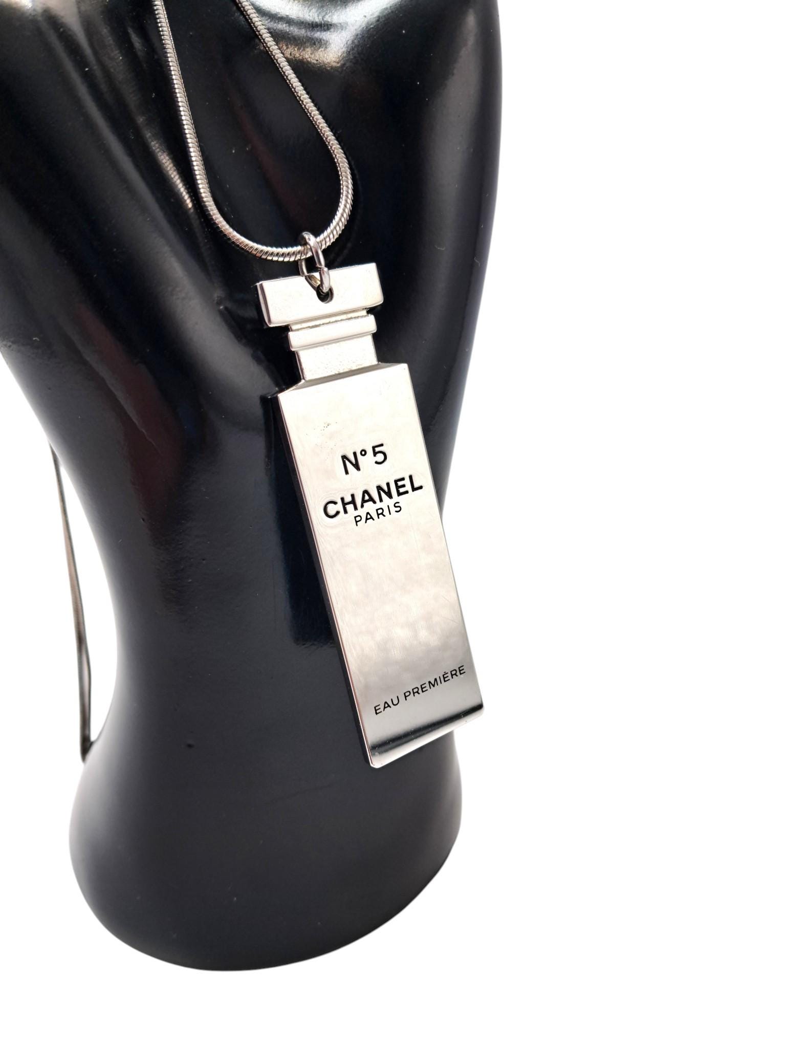 CHANEL Silver N°5 Logo Chain Necklace The new N°5 fine jewelry creations. The CHANEL Fine Jewelry  main image 2