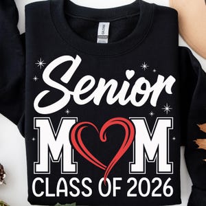 Senior Mom 2026 Graduation PNG Design: Proud Family Tee (Digital Download