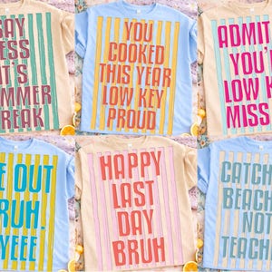 Può includere: Collezione di sei magliette con varie frasi in testo in grassetto e colorato. Le magliette sono di colore azzurro chiaro e beige, con disegni a righe verticali. Le frasi includono "We Out Bruh Byeee" e "Catch Me Beachin' Not Teachin'".