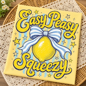 Może przedstawiać: Żółty nadruk na płótnie z napisem "Easy Peasy Squeezy" w fantazyjnej czcionce. Duża żółta cytryna z niebiesko-białą wstążką znajduje się pośrodku, otoczona niebieskimi paskami i żółtymi gwiazdami.