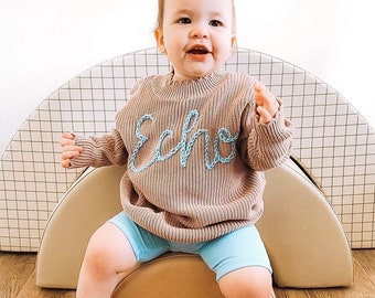 Personalisierte Hand gestrickte Name Baby Pullover, benutzerdefinierte Baby Name Pullover, Baby Mädchen Pullover mit Namen, Stickerei Geschenk für Baby Mädchen Jungen