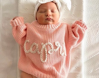 Gepersonaliseerde hand gebreide naam baby trui, aangepaste baby naam trui, baby meisjes trui met naam, kraamcadeau, met de hand geborduurd