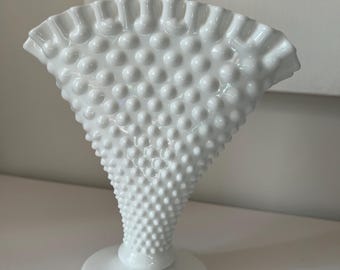 Jarrón de vidrio con forma de abanico con diseño de hobnail de Fenton, tamaño grande, vidrio blanco, 7,5" de alto x 2,5" de profundidad x 4" de alto