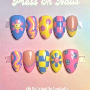Uñas mixtas con caras sonrientes, almendra corta, estéticas, modernas, uñas postizas, hechas a mano, en gel, primavera, verano, a cuadros, abstractas, uñas postizas