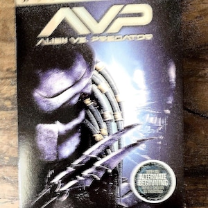 Alien vs Predator (DVD, 2004) with Outer Sleeve and Inserts LIKE NEW