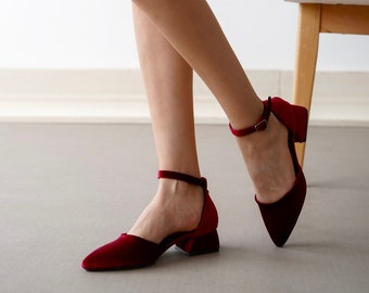 Donkerrode fluwelen hakken, roodfluwelen pumps, bordeauxrode bruilofthakken, rode damespumps met spitse neus, bordeauxrode enkelbandje trouwschoenen