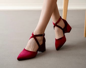 Donkerrode fluwelen hakken, rode fluwelen pumps, bordeauxrode bruiloft hakken, rode puntige teenpompen voor dames, bordeauxrode kruisband trouwschoenen